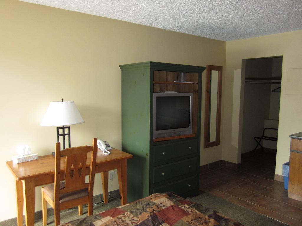 The Pine Inn Chetwynd Oda fotoğraf