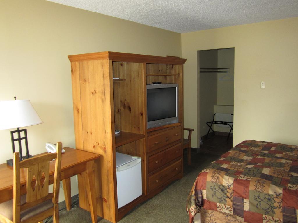 The Pine Inn Chetwynd Oda fotoğraf