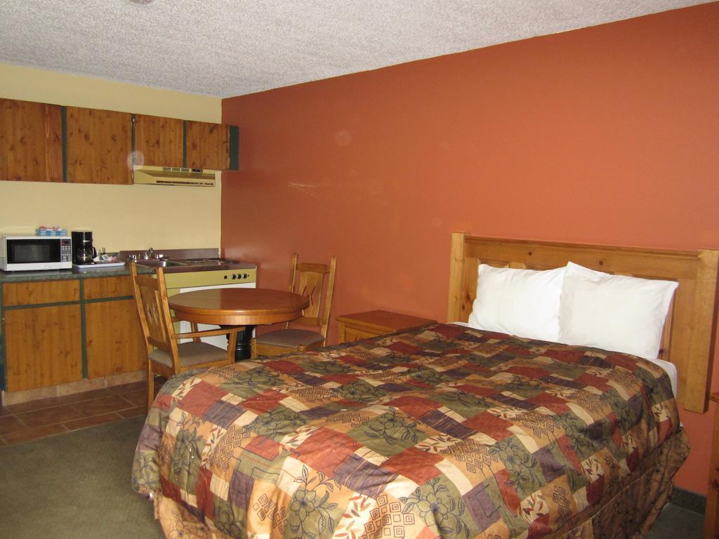 The Pine Inn Chetwynd Oda fotoğraf