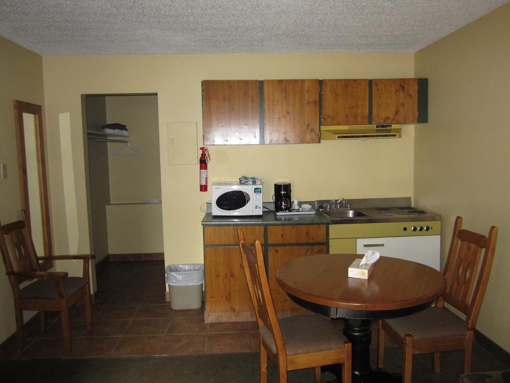 The Pine Inn Chetwynd Oda fotoğraf